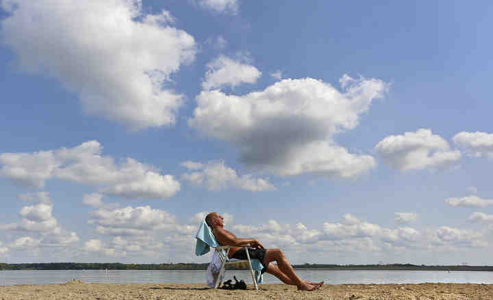 Hal Walker of Worthington enjoys the final days of summer sun on a day off. Hal was also swimming at Alum Creek State Park Beach in Lewis Center September 19, 2018.[Eric Albrecht/Dispatch]  (Eric Albrecht / The Columbus Dispatch)